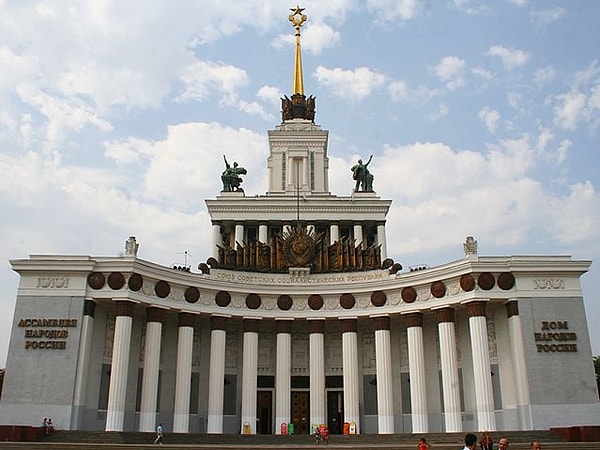 8. Как называется архитектурный стиль, развившийся в советские времена, и сочетающий в себе помпезность, роскошь, монументальность и величественность?