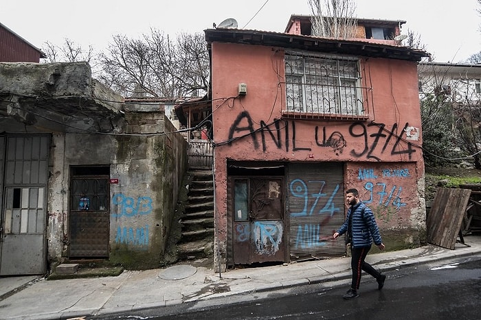 Kim Bu Hayırsever? Hasköy'de Evlerin Kapısına Para Dolu Zarflar Bırakıldı