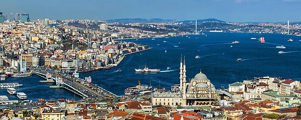 Merhaba ben İstanbul. Çok zengin bir geçmişim ve birçok kültürü içinde barındıran bir tarihim var. Ben çok renkliyim anlayacağın.