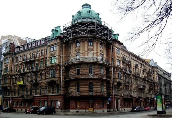 6. "Башня", которую построил Вячеслав Иванов, является прекрасным архитектурным сооружением Санкт-Петербурга, находится на Таврической улице.