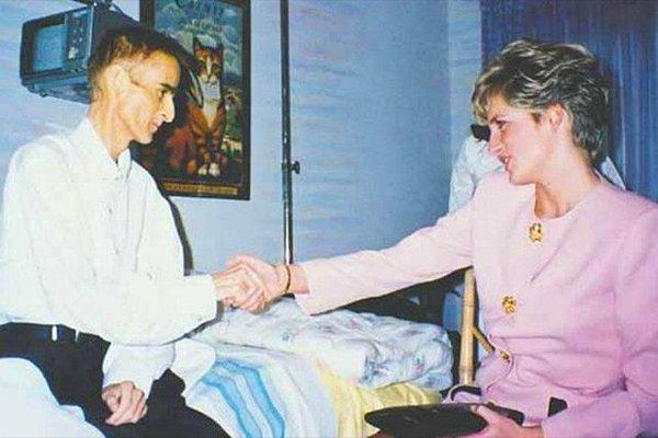 5. Prenses Diana, bir AIDS hastası ile el sıkışırken, 1987.