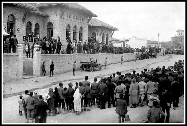 9. Довольно известное архитектурное сооружение в...