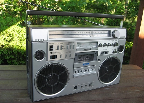 9. Чтобы в поздние 80-е заполучить японский магнитофон или джинсы, нужно было отправиться в...