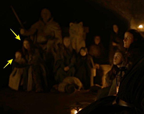 Arka planda Gilly ve bebek Sam, 1. sezonun ilk bölümünde Ned ve Robert Baratheon'ın yanından geçerken "Kış geliyor." (Winter is coming) dedikleri Stark mahzen heykellerinden birinin yanında oturuyor.