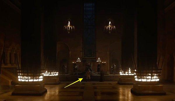 Tahmin ediyoruz ki, Strickland Cersei'yi görmek için yola koyulmuş çünkü sonraki görüntülerde onu ve Cersei'yi Kral Toprakları'nın (King's Landing) büyük salonunda beraber görüyoruz.