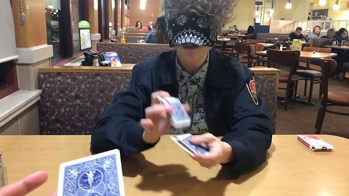 Gözleri Kapalı Bir Şekilde Yaptığı İskambil Kartı Numarasıyla Hayran Bırakan Genç!