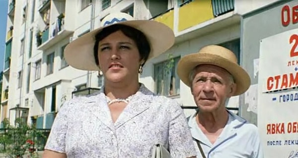 9. В фильме "Бриллиантовая рука" персонаж Нонны Мордюковой говорит: "Я не удивлюсь, если ваш муж тайно посещает любовницу!". Какое слово в озвучке заменили словом "любовница"?