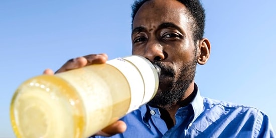 Kendi İdrarını İçmeye Başladığından Bu Yana "Daha Sağlıklı, Mutlu ve Akıllı" Hissettiğini Söyleyen Adam!