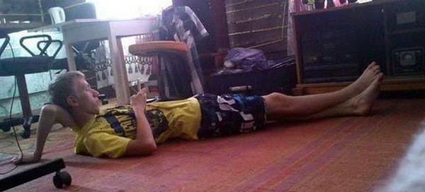 19. Гибкости рук этого парня можно только позавидовать...