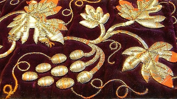 14. Какой из этих российских городов с XIII века славится золотой вышивкой материи?