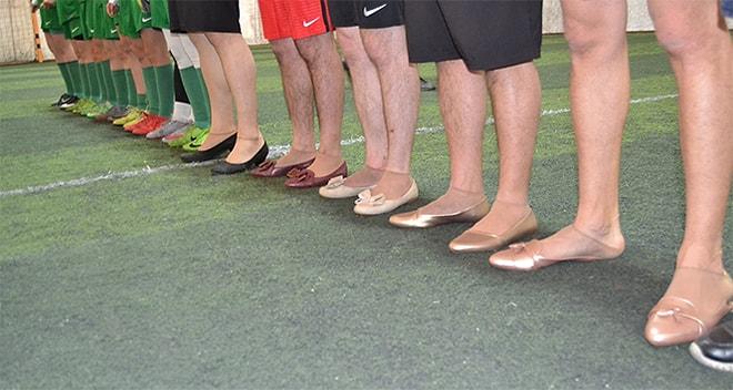 Yurttan 8 Mart Manzaraları: Bir Grup Erkek 'Topuklu Ayakkabı Giyerek' Kadın Futbolcularla Maç Yaptı