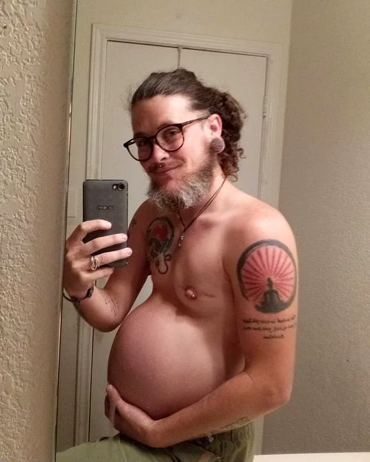 gecis surecinin basindayken hamile kalan trans erkek bebegini kucagina aldi onedio com