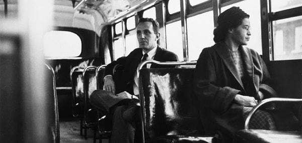 1. 1955 yılında Rosa Parks bir otobüste tutuklandı ve bu olay Amerika'daki siyahi direnişin milatlarından biri haline geldi. Rosa Parks'ın tutuklanma sebebi neydi?