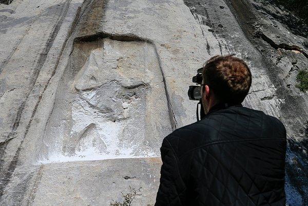 Kemalpaşa-Torbalı kara yolu üzerinde bulunan, sanat tarihine "Karabel Kaya Kabartması" olarak geçen esere, kimliği belirsiz kişiler tarafından zarar verildi.