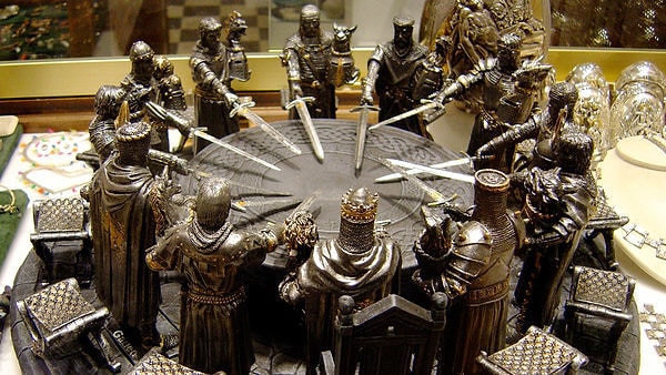 4. Кто возглавлял рыцарей круглого стола?