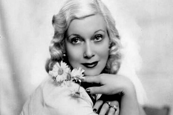 13. Очень красивая женщина, правда ведь? Не зря советские мужчины сходили по ней с ума. А как ее зовут?