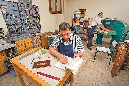 Onlar El Yazması Eserler Ölümsüz Olsun Diye Çalışıyor: Süleymaniye Kütüphanesi'nin Kitap Hastanesi
