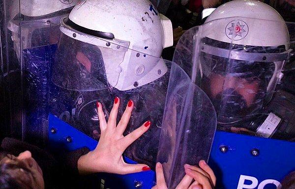 27. İstanbul'daki polis müdahalesi kadınları meydandan uzaklaştırsa da, kalabalık dağılmadı ve Galata Köprüsünü adeta trafiğe kapadı.