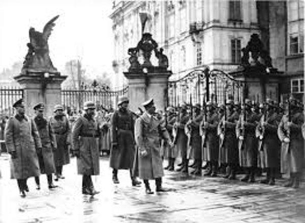 1939: Hitler, Bohemya ve Morayva'yı Alman himayesine aldığını, Prag Kalesi'nde açıkladı.
