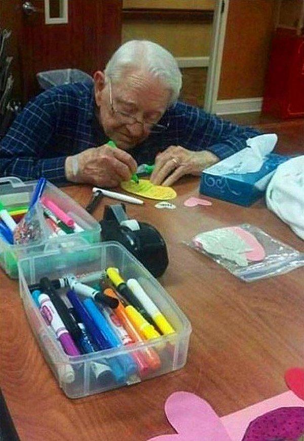17. "92 yaşındaki adam, 93 yaşındaki eşi için hediye hazırlıyor."