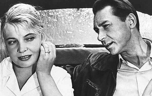 1. Чем были три тополя в фильме "Три тополя на Плющихе"?