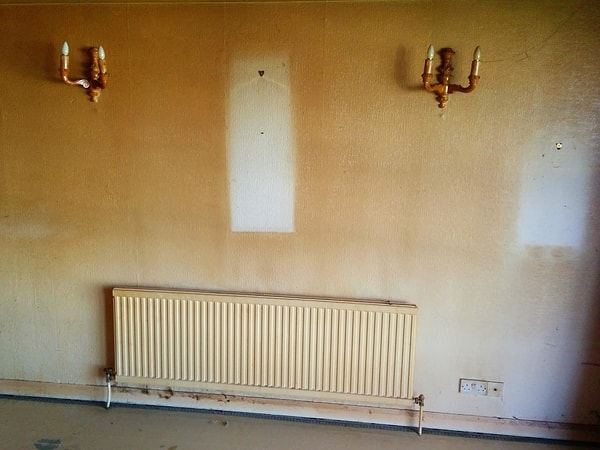 1. Вы видите это?! Вот что происходит со стенами вашего дома, когда вы курите в комнате.