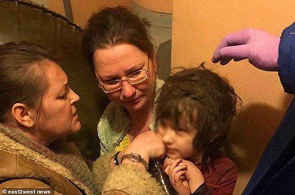 İsmi Lyubov ya da Love olduğu düşünülen 47 yaşındaki Irina Garashchenko'nun kızı, Moskova'daki evlerinde günlerce aç ve susuz kaldıktan sonra bulundu. Küçük kız kurtarıldığında yarı çıplak biçimde duruyordu ve çok hastaydı.