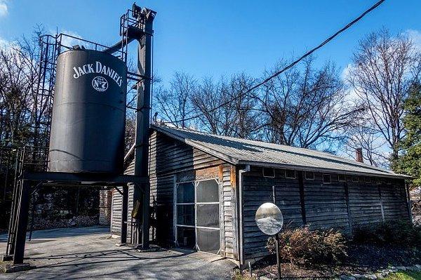 Dan’ın içki yapımını Jack Daniel’a öğreten kişi olduğu tahmin edilmekte. Lynchburg’un vaizi olan Dan Call, 1863 yılında ruhani çalışmalarına ağırlık vermek için viski imalathanesini 13 yaşındaki Jack Daniel’a sattı.