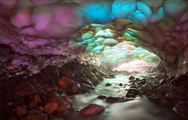 10. Kamçatka'da bir buz mağarası.
