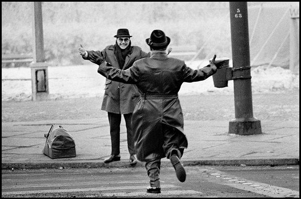 7. Berlin Duvarı yüzünden ayrılmış iki kardeşin kavuşması, 1963.