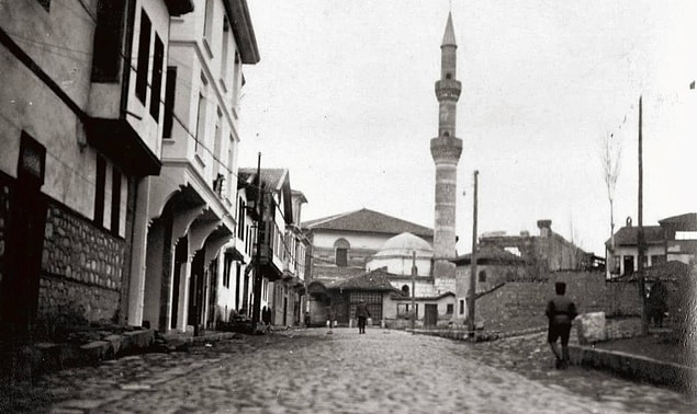 Bu süre içinde ülkenin çeşitli yerlerinden Maarif Vekaleti'nin (Milli Eğitim Bakanlığı) oluşturduğu komisyona sunmak üzere tam 724 şiir geldi.