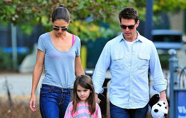 1. Katie Holmes'un hamileliği sırasında Tom Cruise evlerine kişisel kullanım için bir ultrason cihazı almıştı. Böylelikle ikili her istediği zaman kızları Suri'yi görebilecekti.