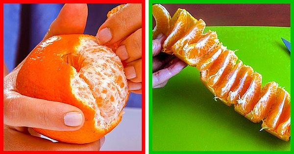 Bir bıçak alın, portakalın üstünü ve altını kesin, sonra dikey bir yarık kesin. Portakalı o yarıktan ikiye ayırarak açın. Bu şekilde elleriniz portakala bulanmayacak.