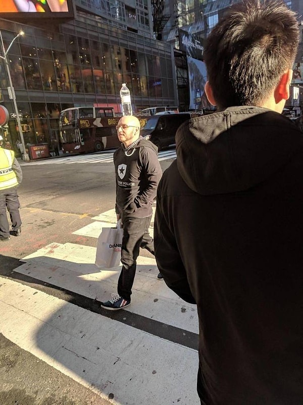 32. А что? И руки не заняты.