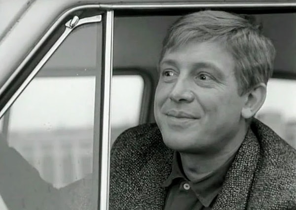 13. Какая фамилия была у главного героя фильма «Берегись автомобиля»?