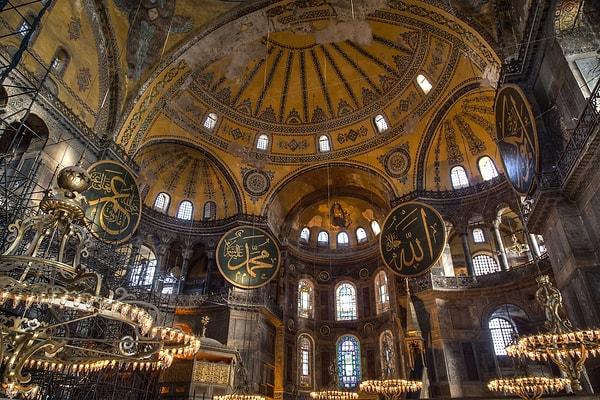 3. Ayasofya, Sultan Ahmet, Topkapı Sarayı ve daha birçok tarihi güzelliği gezerken adeta zamanda yolculuk yapabilmek.