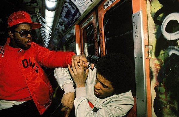 6. Bir sivil polis New York City metrosunda kapkaççıyı tutukluyor, 1980'ler.