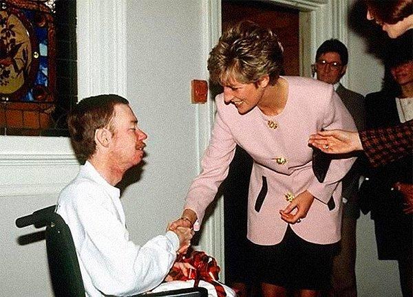 39. Prenses Diana, döneme göre çok cesur sayılan bir hareketle, AIDS hastası bir adamın elini eldivensiz sıkıyor, 1991.