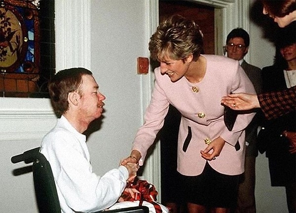 39. Prenses Diana, döneme göre çok cesur sayılan bir hareketle, AIDS hastası bir adamın elini eldivensiz sıkıyor, 1991.