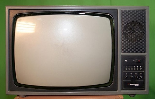 2. У телевизоров не было пульта. А удар "по голове" приводил их в чувства