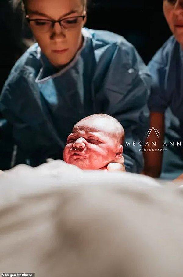Megan Mattiuzzo, 29 yaşında bir fotoğrafçı ve mesleğini ilk oğlunu dünyaya getirdiği sırada da yapmayı tercih etti.