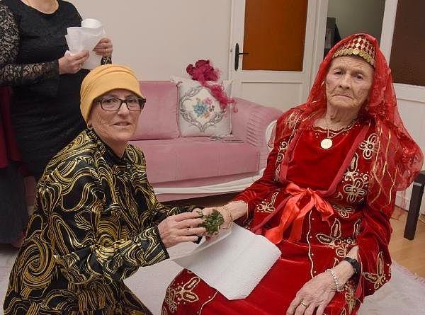 Hem gelinlik hem de kına kıyafeti giydi 89 yaşındaki Halime Teyze.
