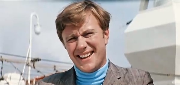 9. Какой пароль должен был назвать герой Андрея Миронова в фильме "Бриллиантовая рука", поскользнувшись перед аптекой?