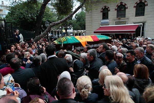 Cenaze namazının ardından Çika'nın cenazesi, Çeşme ilçesindeki Alaçatı Mezarlığı'nda defnedildi.