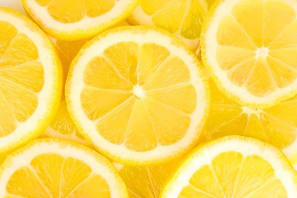 5. "Limonun kendiliğinden yetişmediğini ve turunç ile ağaç kavununun birleşiminden oluşan melez bir bitki olduğunu öğrendim. Bu da demek oluyor ki, hayat bize hiç limon vermiyor; biz tamamen kendimiz için üretiyoruz."