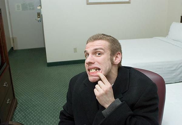 11. Человеческий зуб может снова прирастать к своим корням, если его выбьют. Надо только поставить его на место