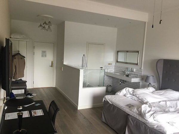 17. Ванна посреди вашего отельного номера: не пропустите ни минуты любимого телешоу!