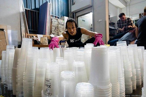 Fast Food dükkanlarını gezerek 18 bin kullanılmış plastik bardağı tek tek toplayan Wong ve gönüllü ekibi, kolları sıvayıp çalışmaya başladılar.