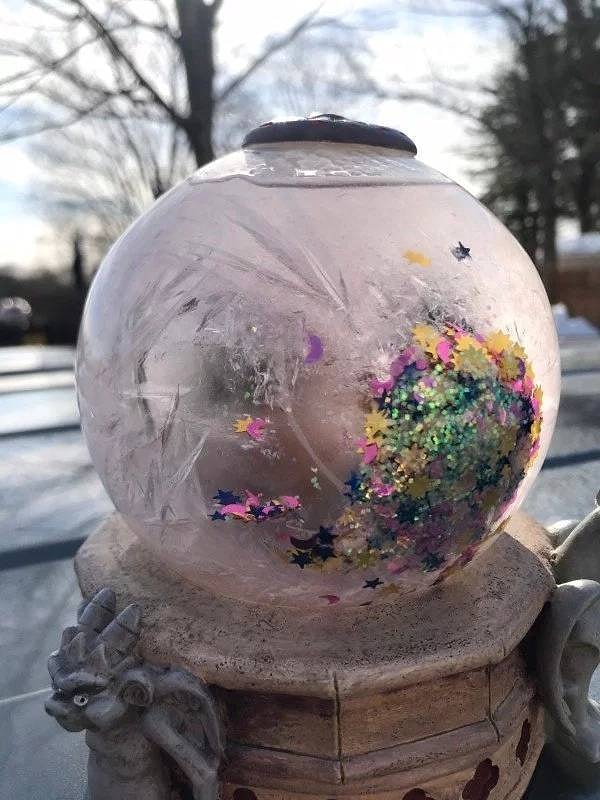 2. Вот как, оказывается, выглядит замороженный стеклянный шар! А мы все бились в догадках...