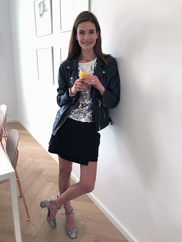 7. День 5: Блестки! Кожаная куртка, футболка с пайетками в паре с мини-юбкой и блестящими туфлями